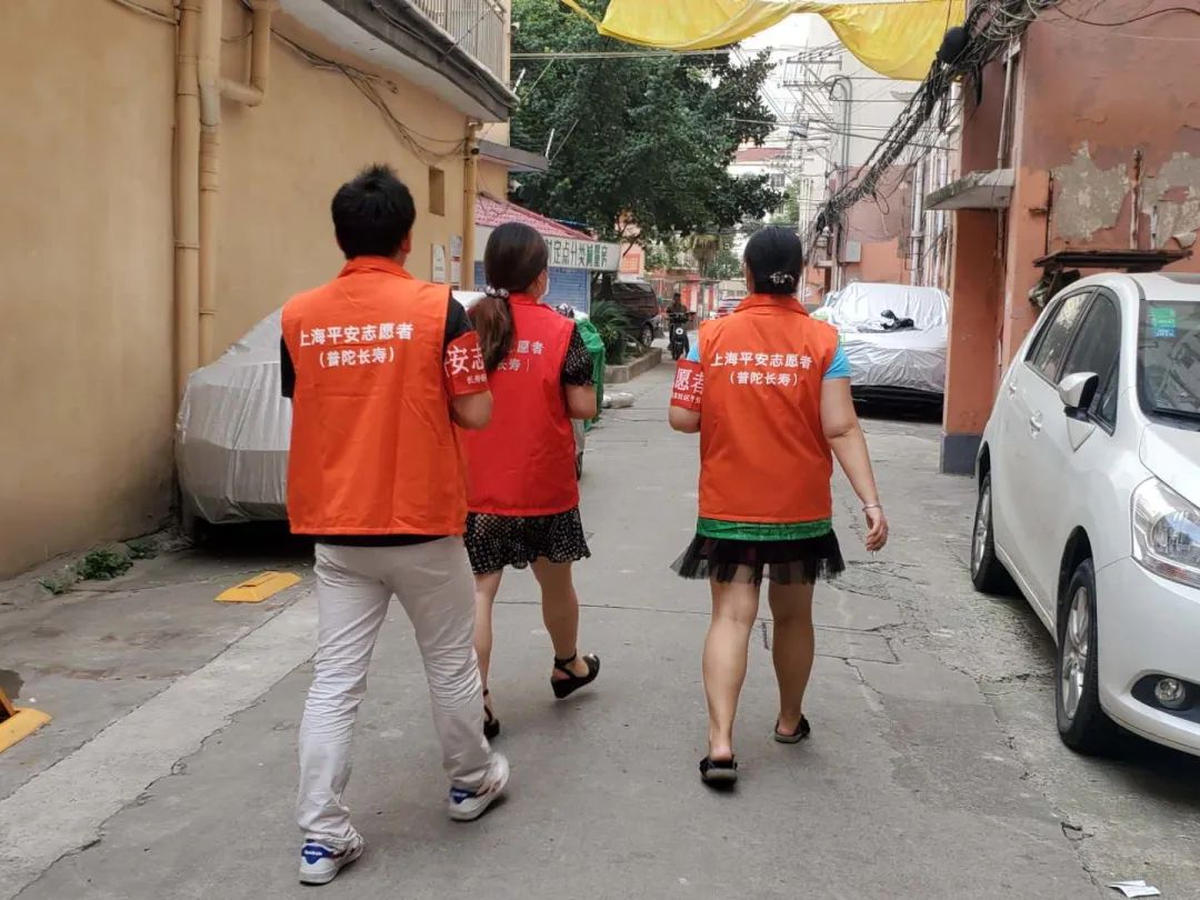 上海平安志愿者走访小区1.jpg