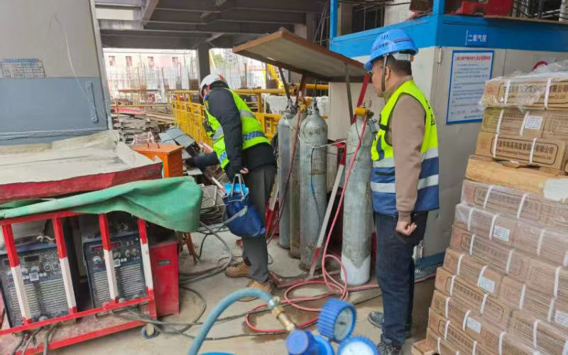 紧盯工地安全隐患！长寿路街道筑牢施工安全“防火墙”