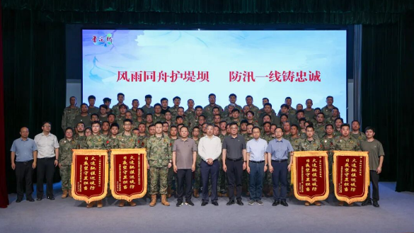 迷彩踏风雨，守堤护安澜｜长寿路街道民兵奔赴青浦，完成支援防汛任务