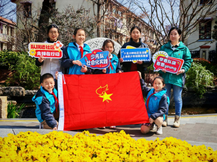 举着队旗看曹杨 | 春风染绿，队旗飘扬！曹杨少年在行走中学习，在劳动中成长