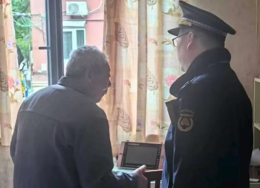 邻里间隙因“光”起？曹杨“城管蓝”搭桥解心结~