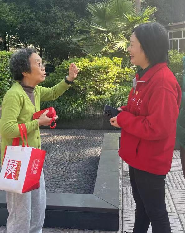 颜云玉热情地与居民交谈.jpg 颜云玉热情地与居民交谈.jpg