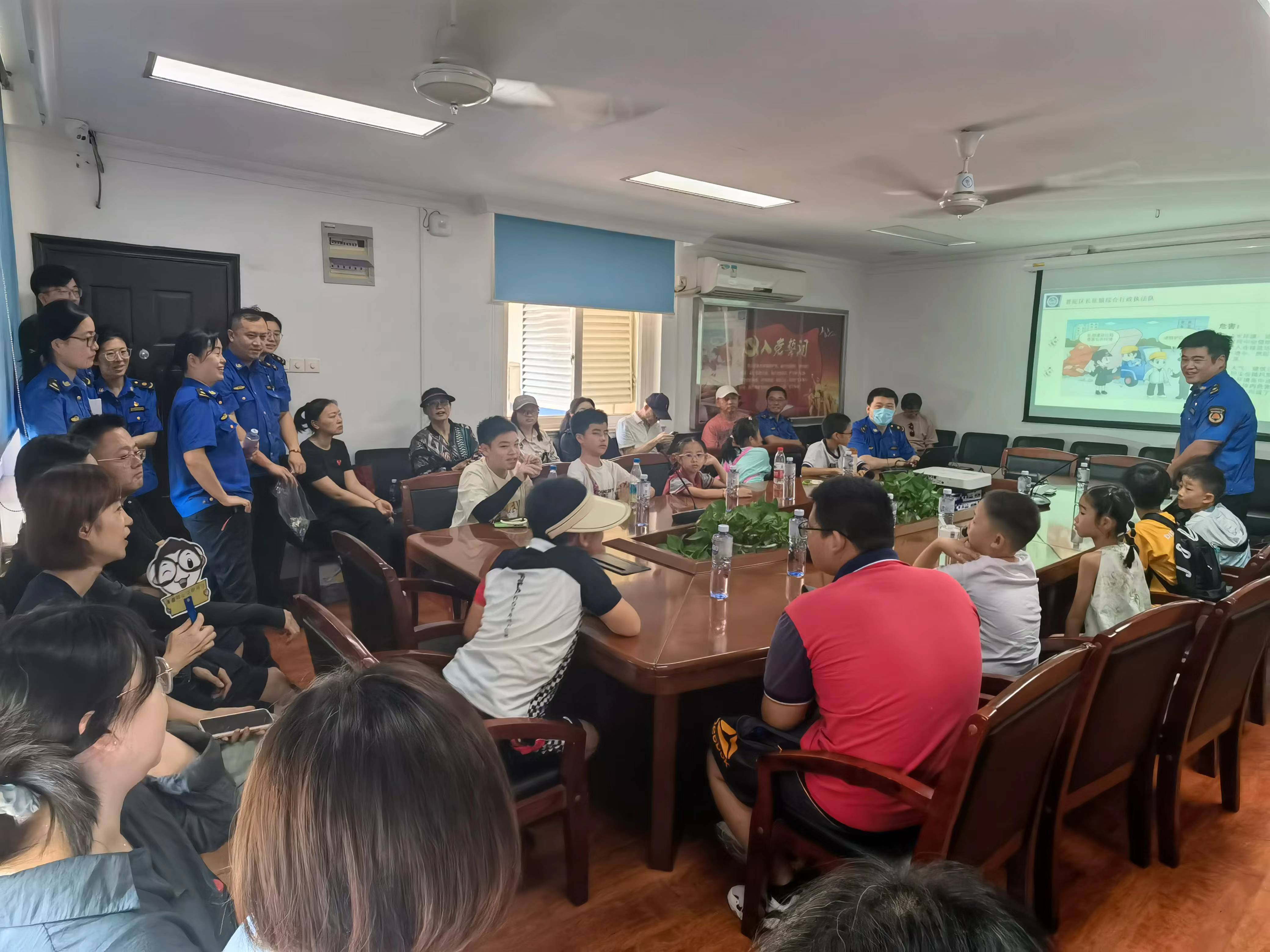 参观城管中队.jpg 参观城管中队.jpg