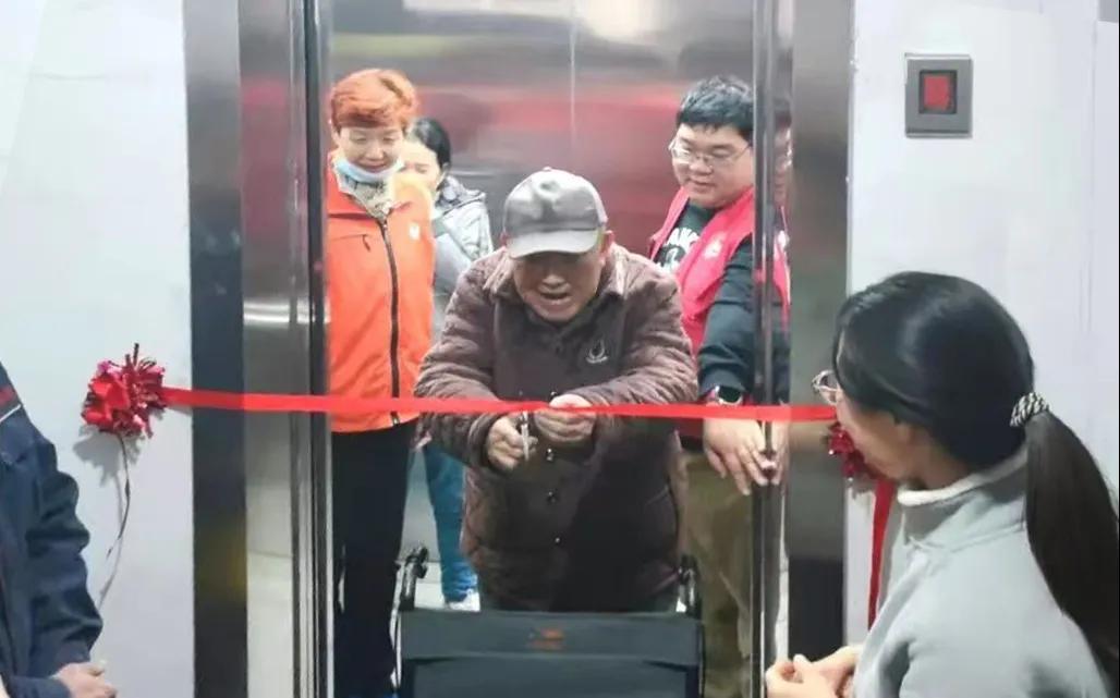 换新啦！普陀一小区超20年旧梯集体“退休” 