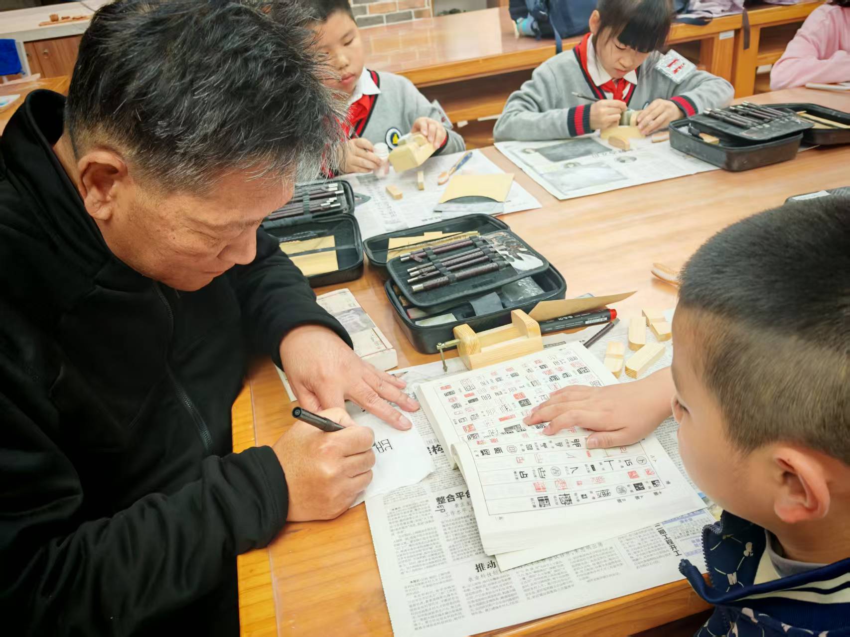 大师执刀传非遗，石韵匠心润校园——海派石雕在甘泉校园焕发新生