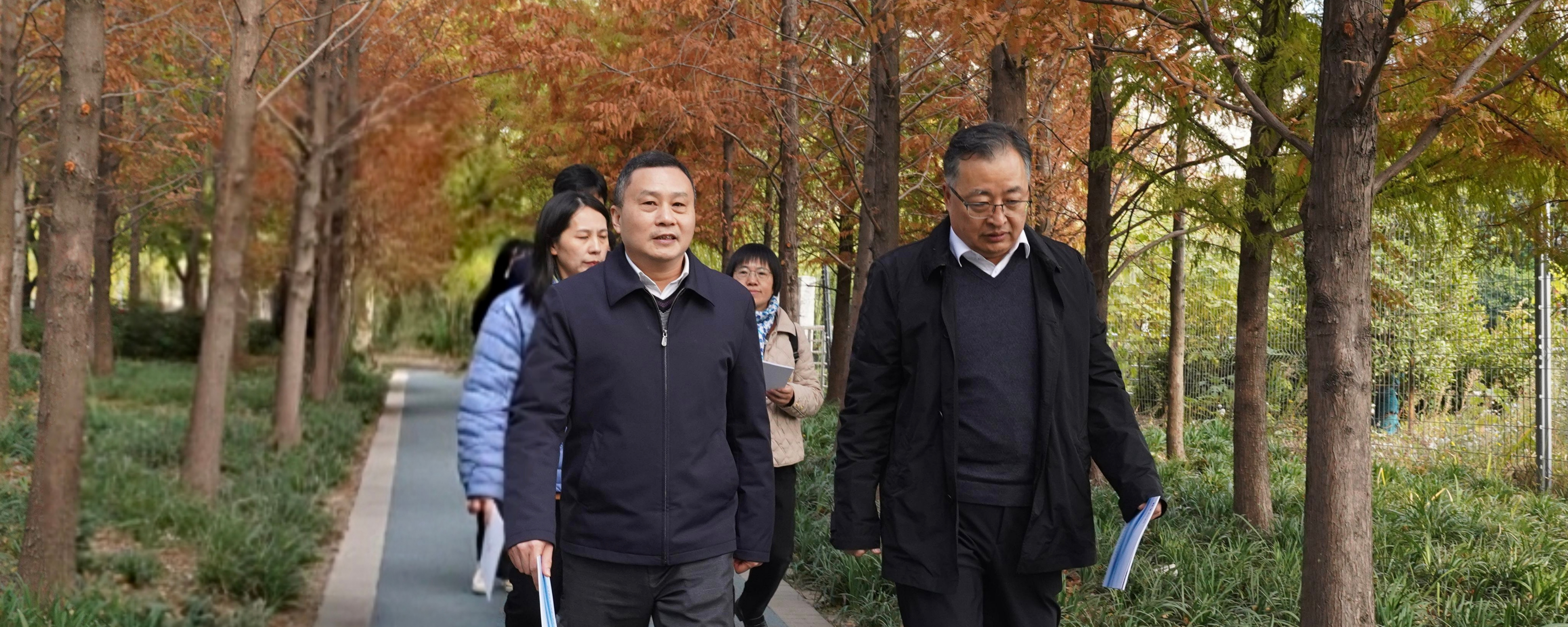 上海市生态环境局调研普陀区河道水及自动站运行情况