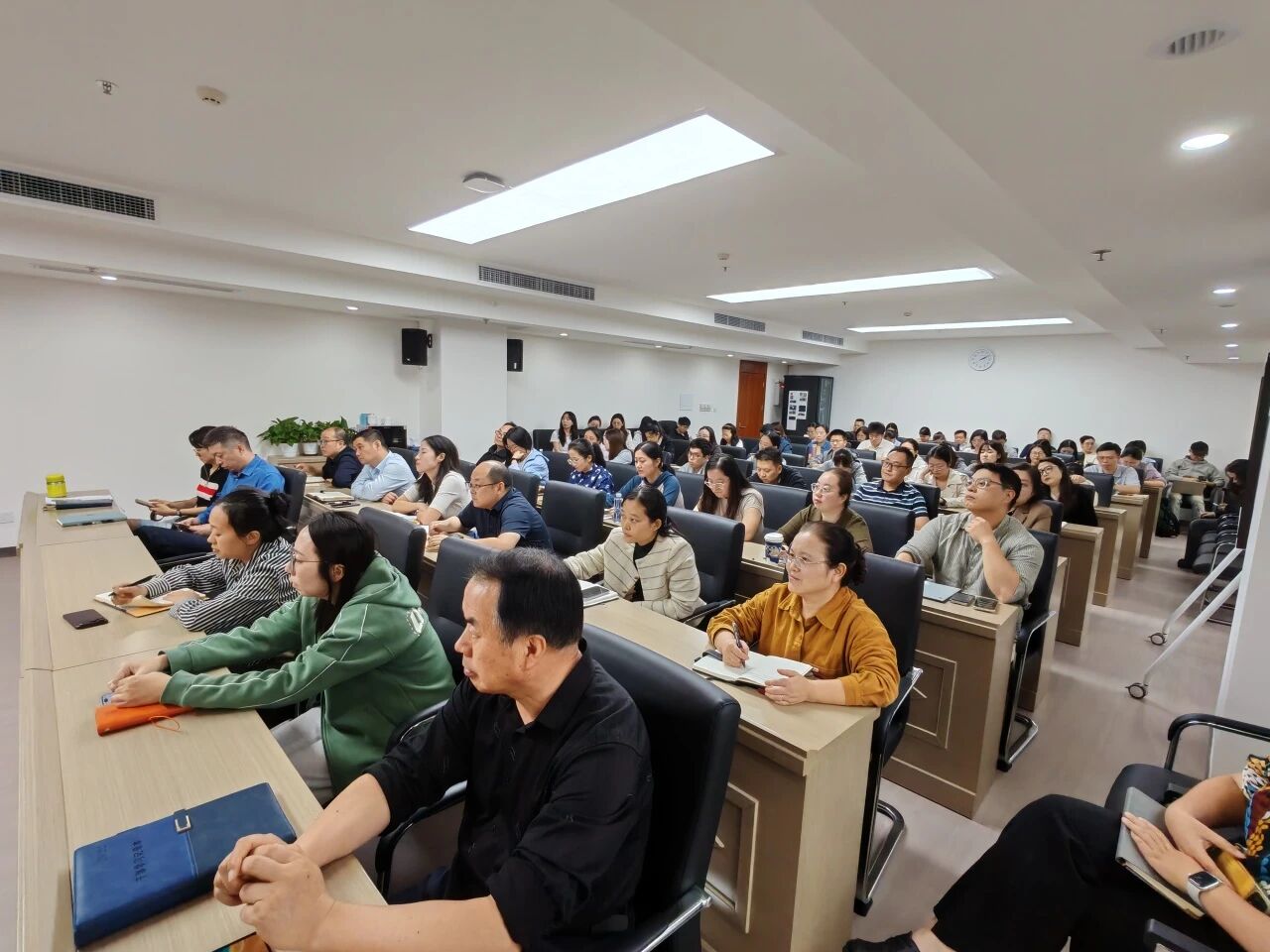 赋能政务AI履职 激活智能发展动能 ——区科委开展经济部门干部联学暨科技干部大学习
