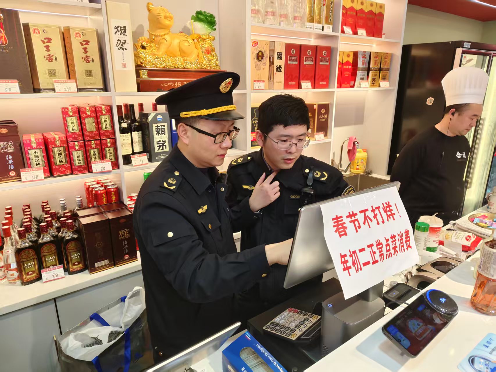 区市场监管局长征市场所通过错时执法对辖区餐饮单位开展突击检查