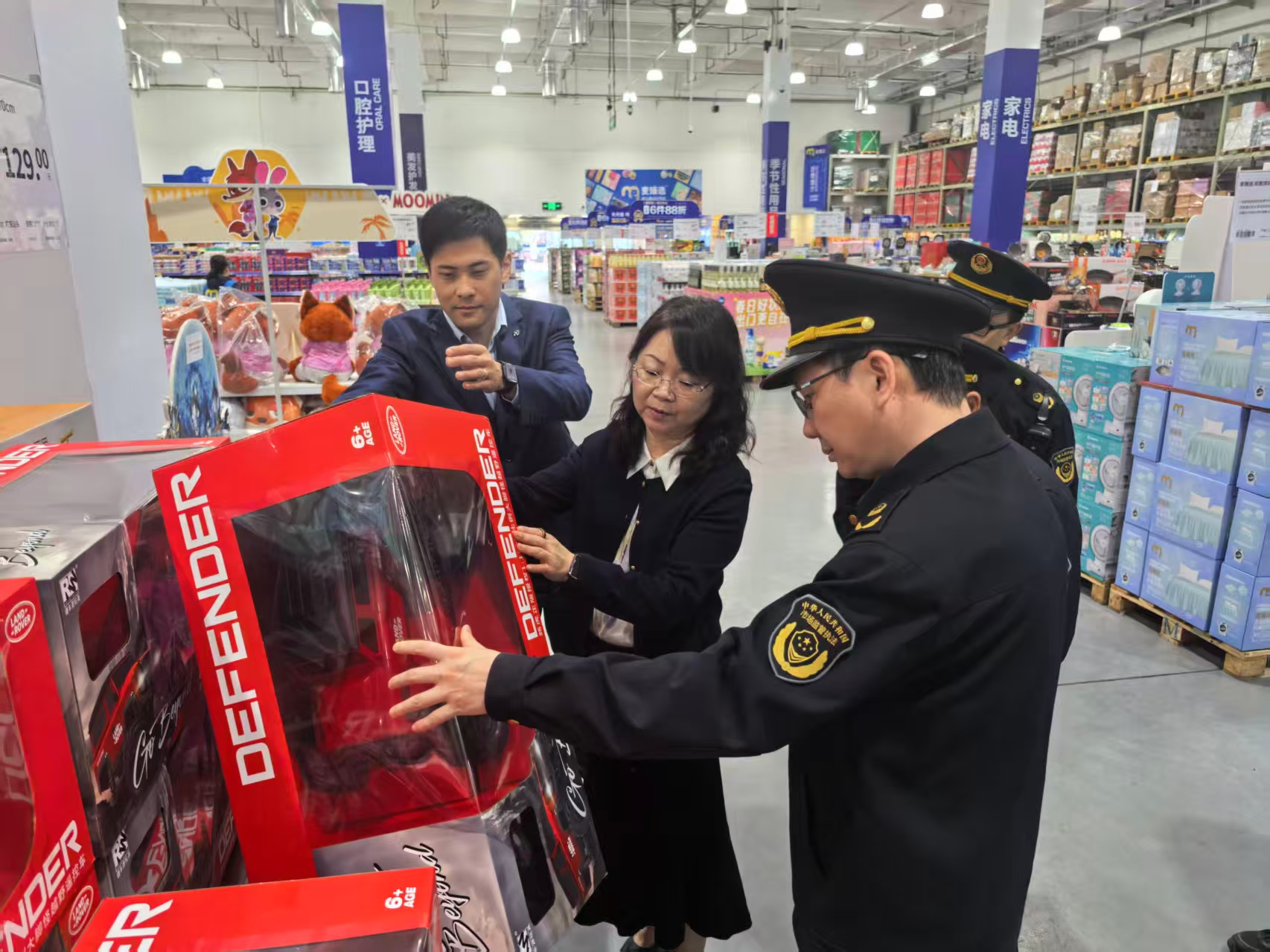 区市场监管局陈燕副局长带队开展“五一”节日市场安全检查