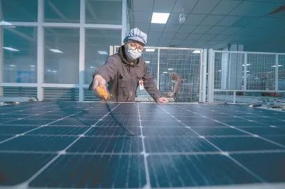 扬中上迈新能源科技有限公司生产车间内,技术人员正在智能化生产线生产一批太阳能光伏组件。 图片