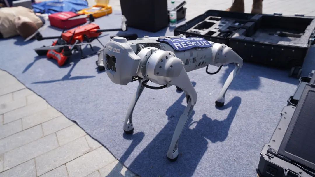 5.12演练机器狗.jpg