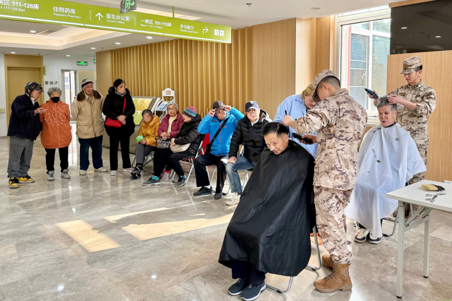 配钥匙、测血压、签家医……“戎耀桃溪 暖心邻里”军民共建为民服务活动迎来一周年~