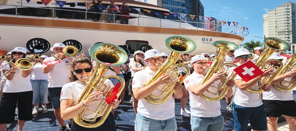 长号齐鸣鼓点激昂 五国方阵踏歌来 上海旅游节境外表演团走进环球港文商旅体展融合点燃秋日消费热潮