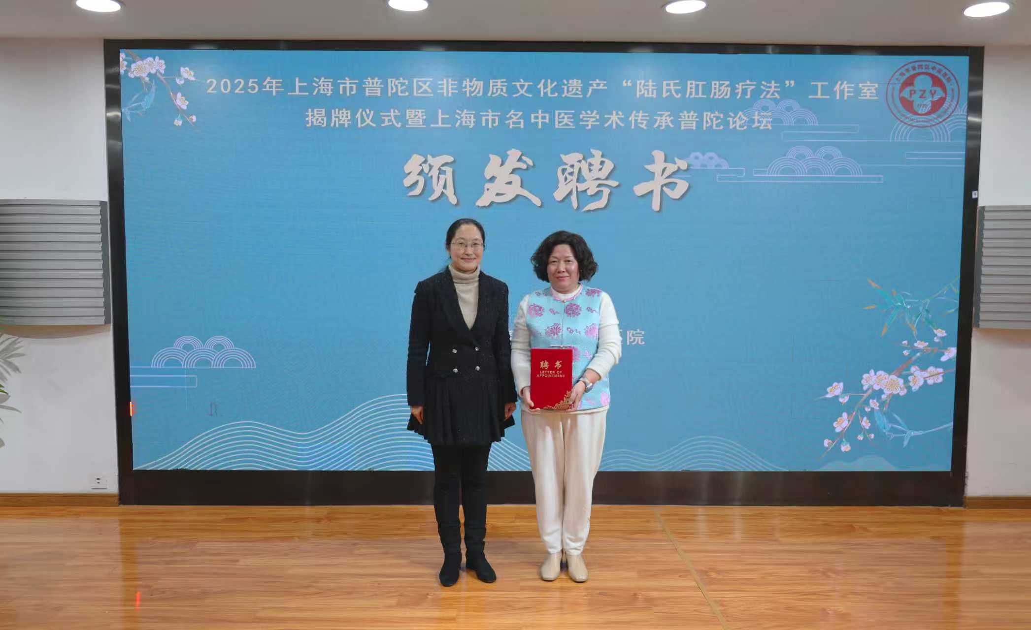 颁发聘书.jpg 颁发聘书.jpg