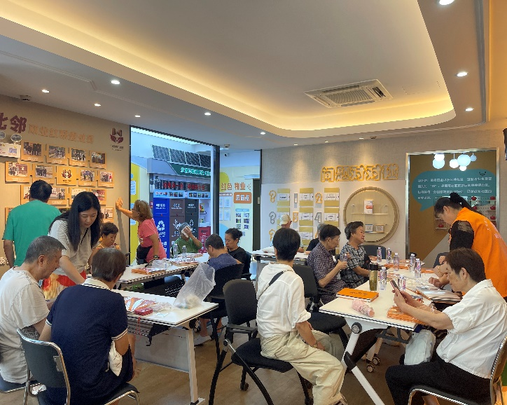 暖心相伴忆时光｜万里街道“暖心家园”开展特殊家庭叙事分享暨纪念册制作活动