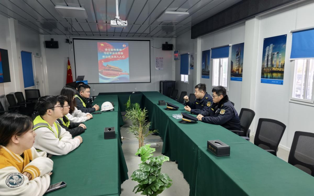 宪法日普法进工地 护航法治化营商环境