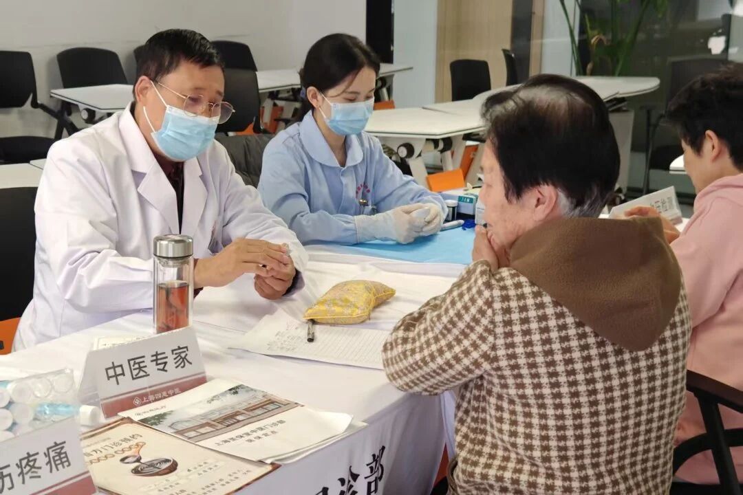 “香泉颐居·银龄生活汇”万里便民集市搭起服务群众“连心桥”