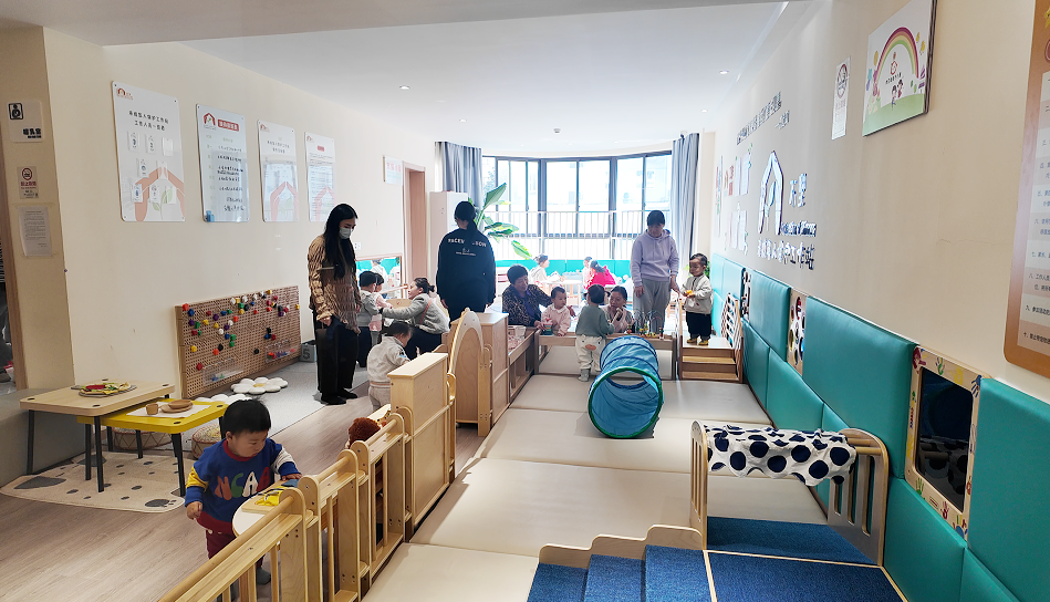 万里香泉社区宝宝屋“不干预”教育解锁0-3岁成长新方式