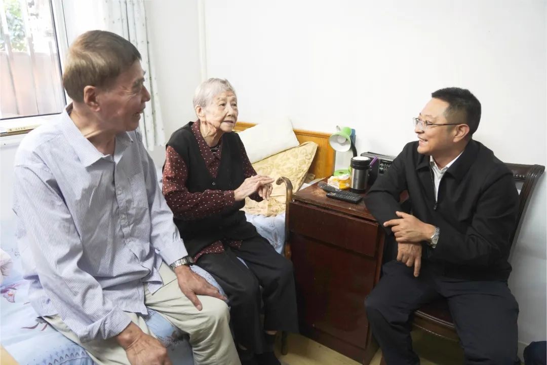 1020_120504_810.jpg 1020_120504_810.jpg