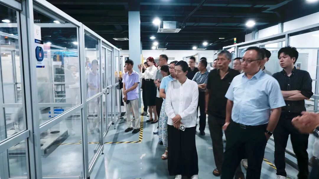 沿沪宁技术经理人参观上海机器人产业技术研究院.jpg