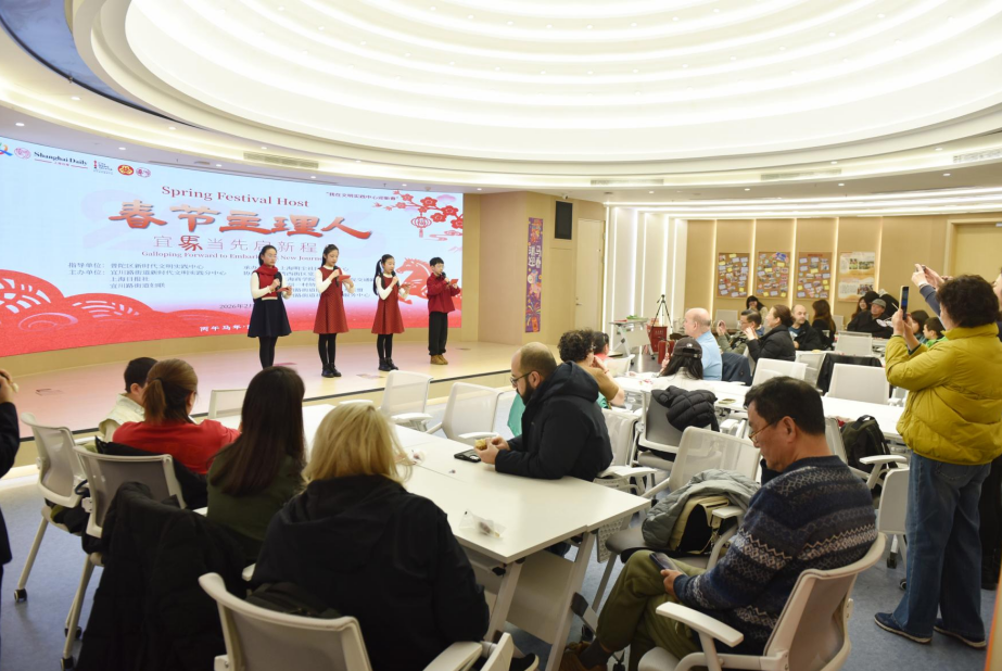 外国友人走进1690感受节日狂欢