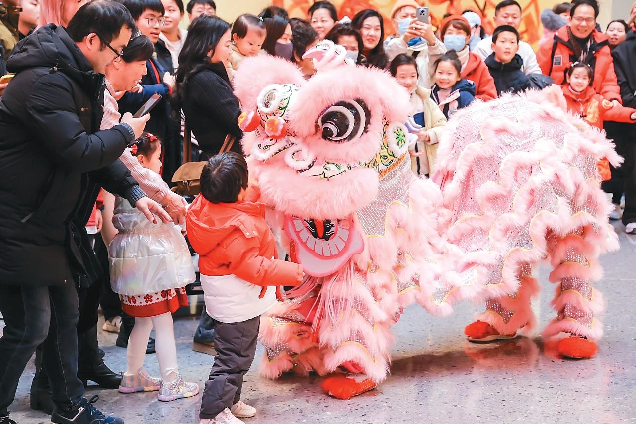 舞狮等精彩民俗活动轮番上演，市民游客近距离互动.jpg