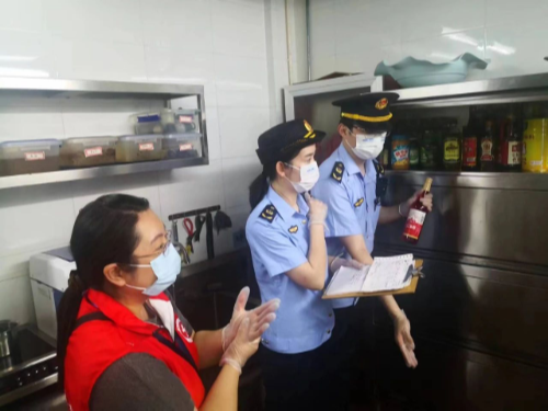 1109_141859_964.jpg 志愿者参观后厨.jpg