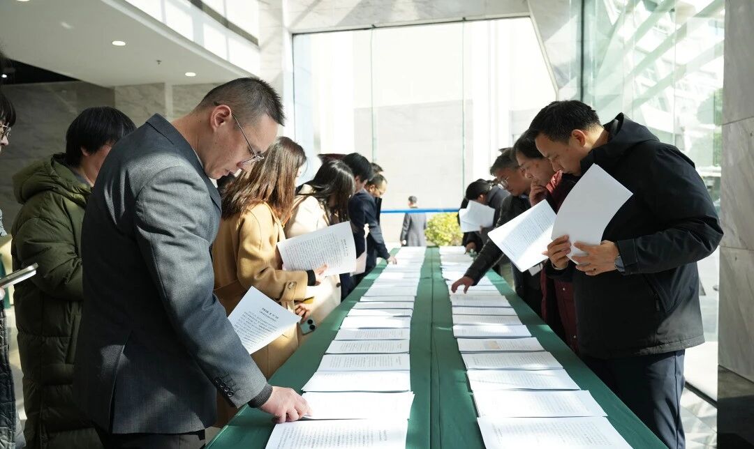 区两会举行现场咨询和办理活动