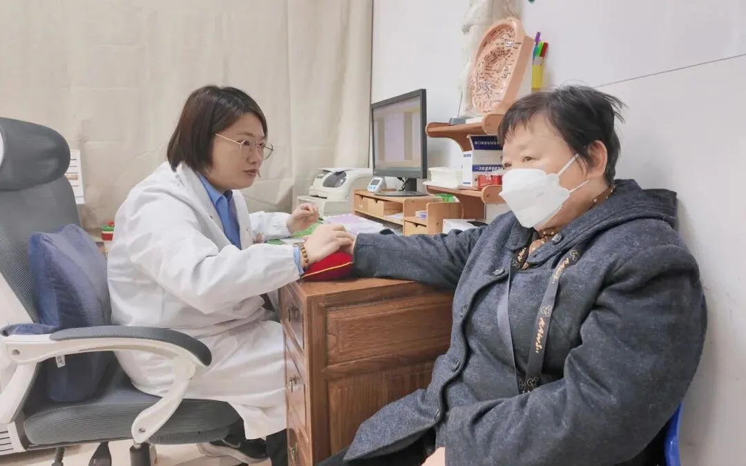 【美好真如·人物】患者宁愿跟着跑，也要找她扎一针：这位90后社区医生缘何如此“圈粉”？