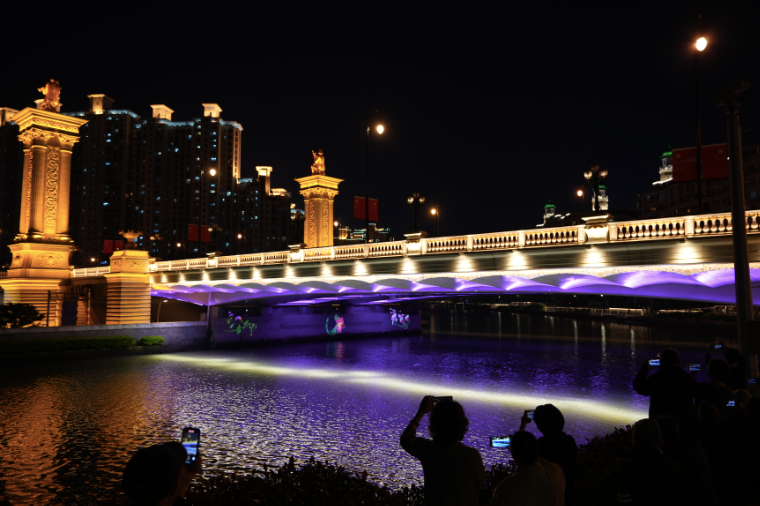 武宁路桥焕新颜，全市首个跨苏州河灯光水幕景观桥亮相！